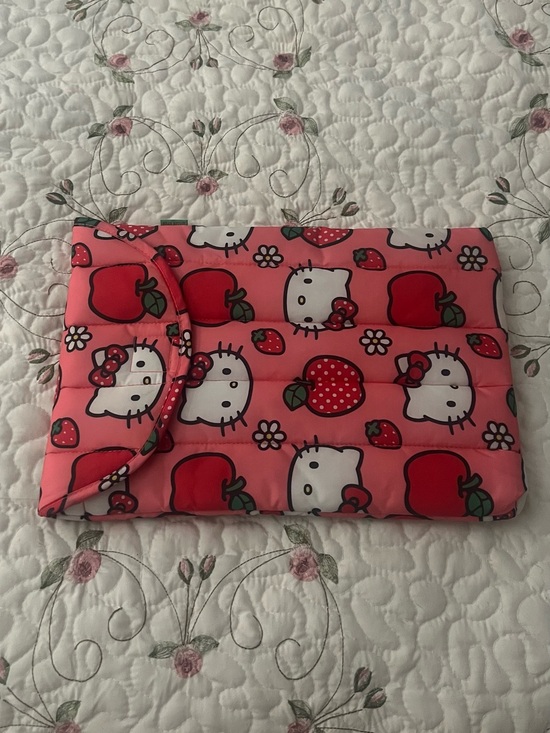 Sanrio Accessories - Hello Kitty x Baggu Puffy Laptop Sleeve (Apples)